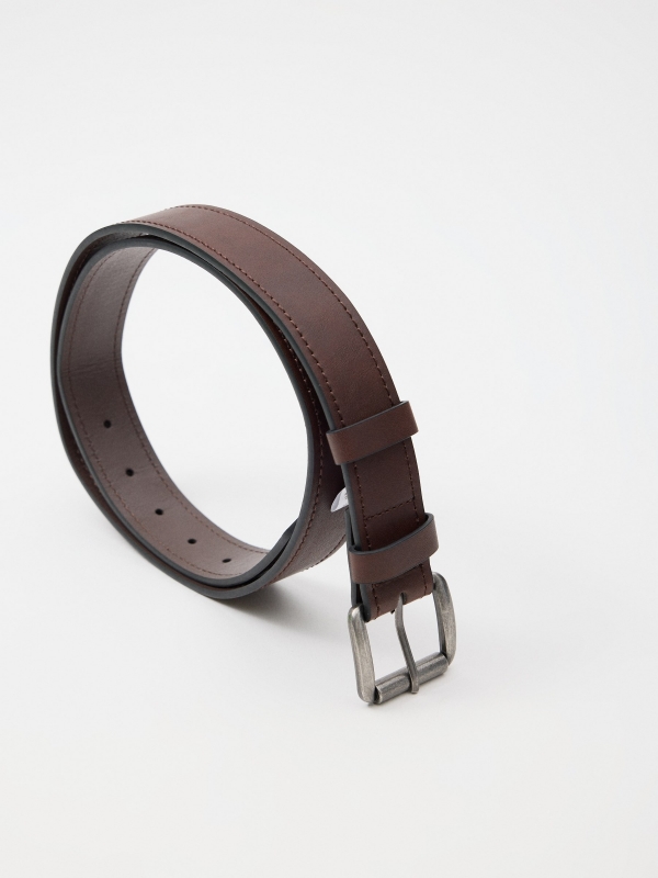 Cinturão de couro sintético castanho marrom vista detalhe