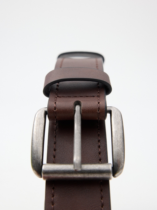Cinturón marrón de polipiel marrón vista detalle