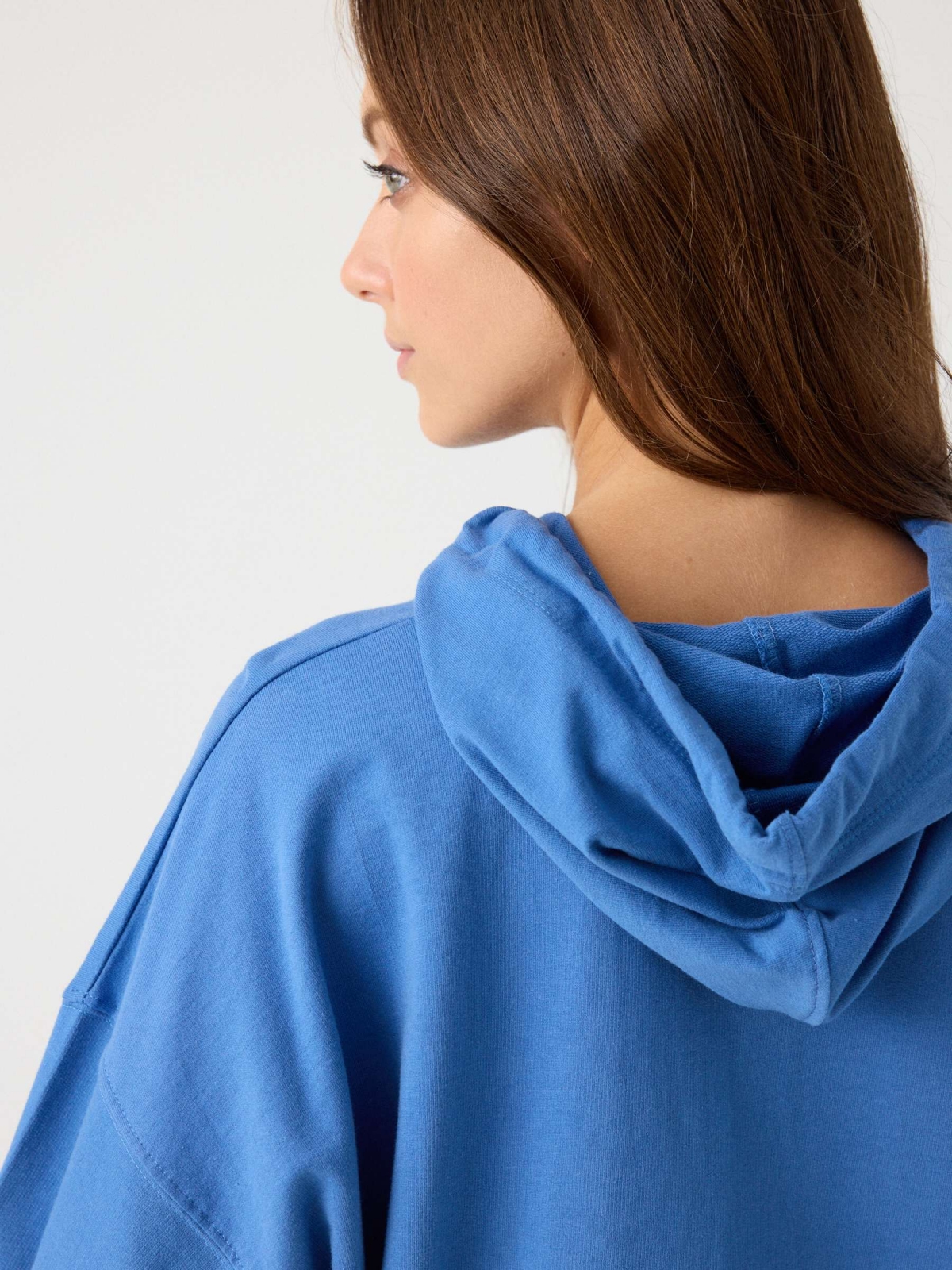 Sudadera básica capucha azul vista detalle