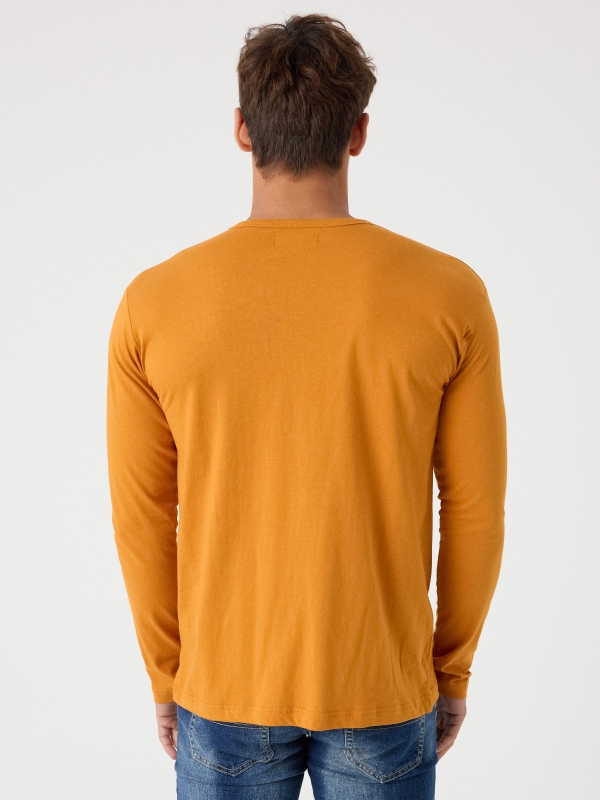 T-shirt básica com logótipo amarelo vista meia traseira