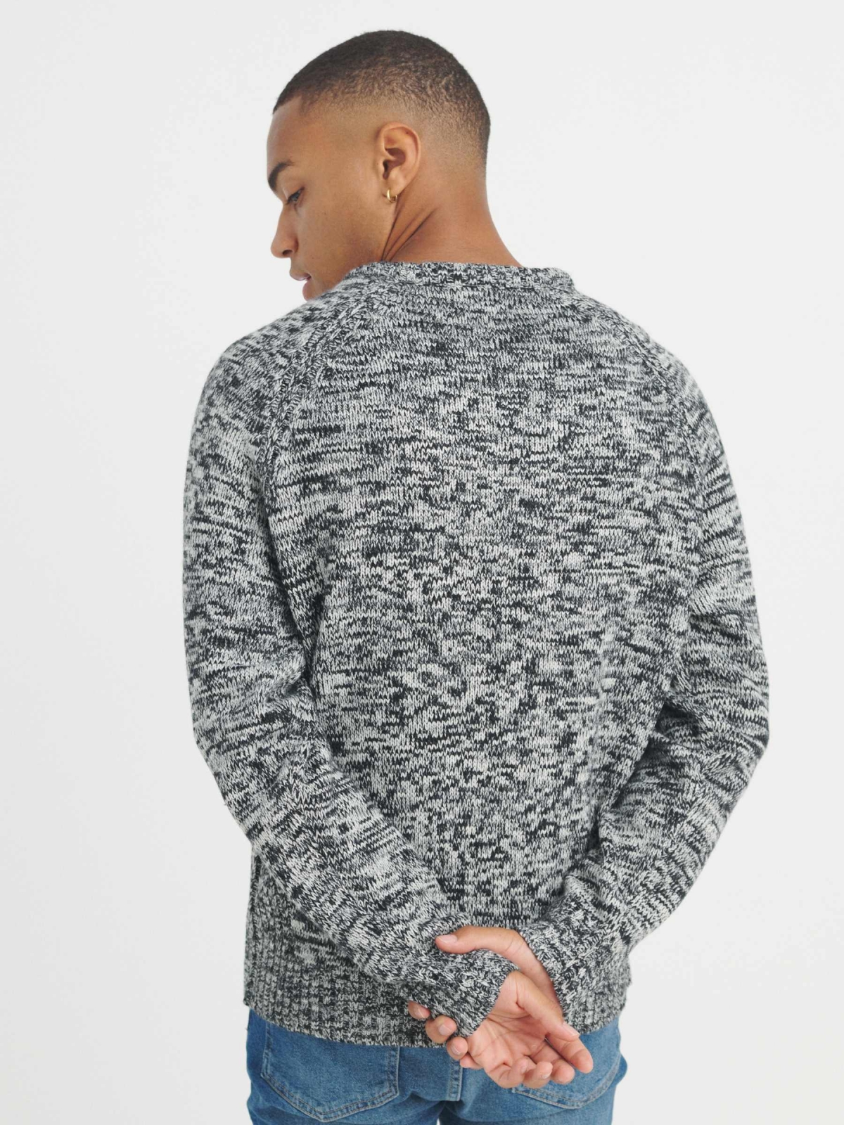 Camisola de malha marmoreada cinza vista meia traseira
