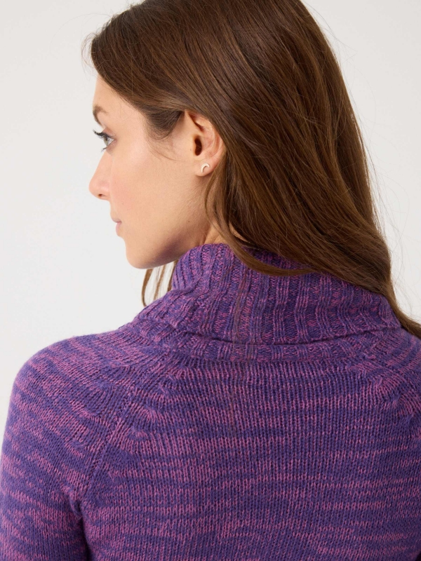 Camisola de gola alta em malha polar púrpura vista detalhe