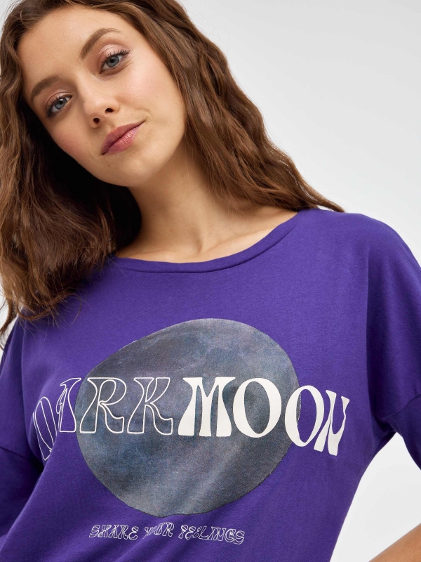 T-shirt com estampado Darkmoon violeta vista detalhe
