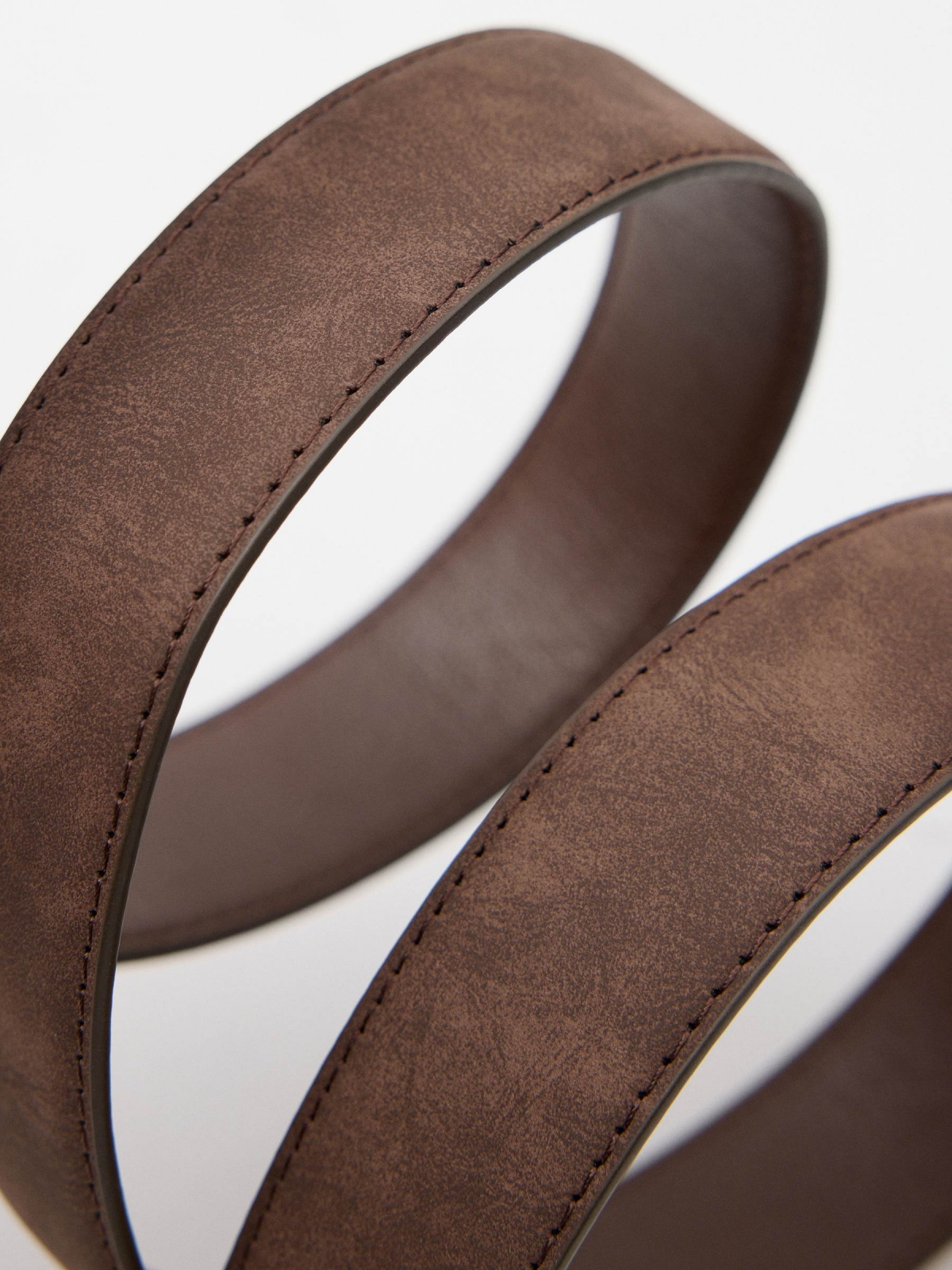 Cinturão fino de couro sintético castanho marrom vista detalhe