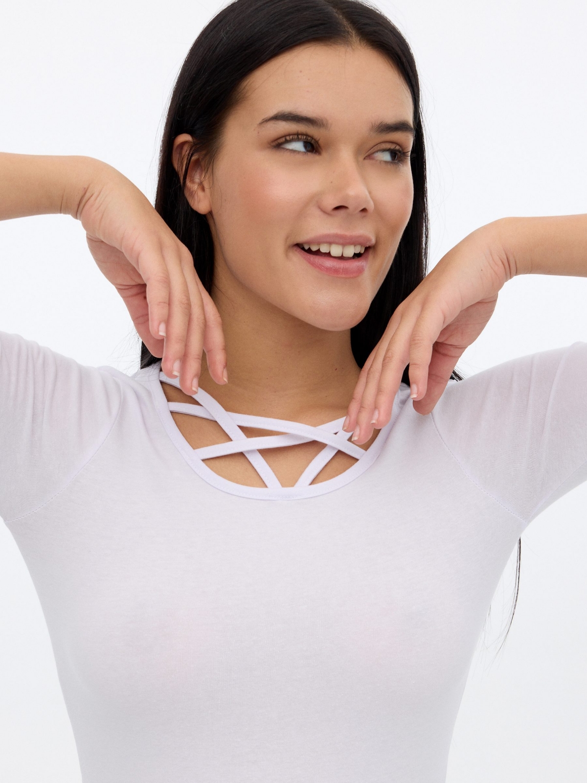 Slim neckline t-shirt with straps white detail view