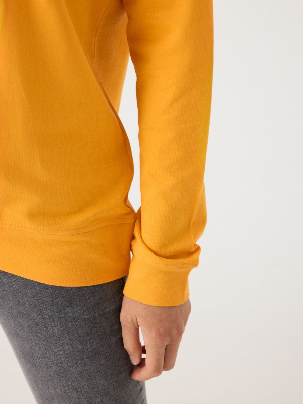 Basic round neck sweatshirt yellow detail view
