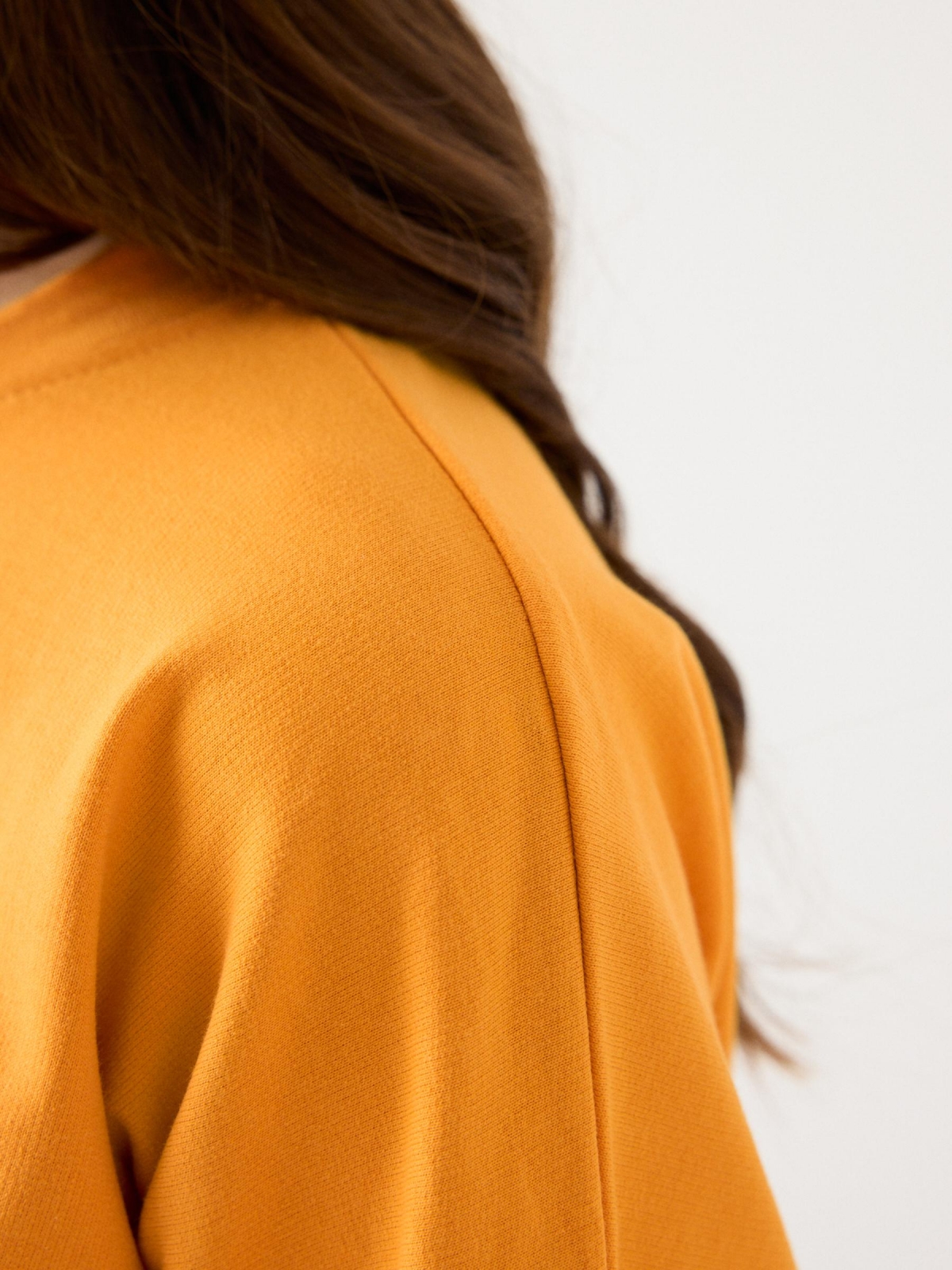 Sweatshirt básica gola redonda amarelo vista detalhe