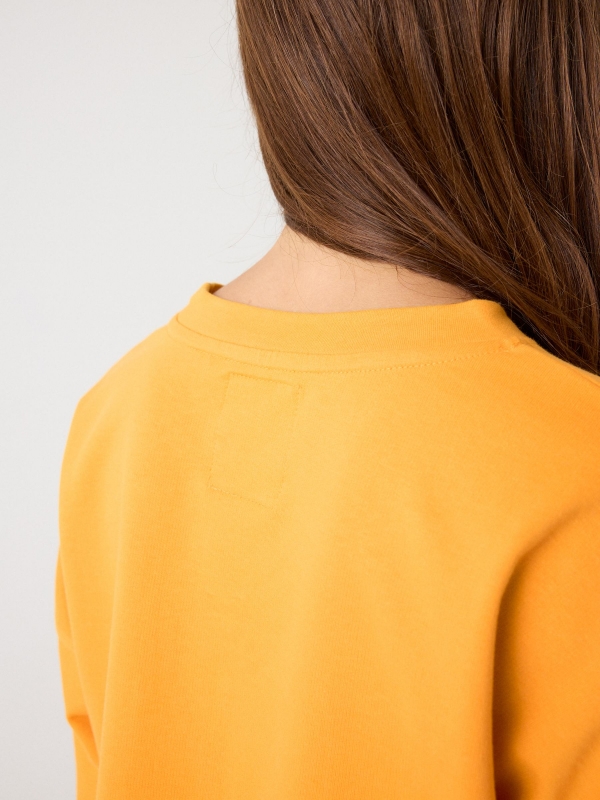 Sweatshirt básica gola redonda amarelo vista detalhe