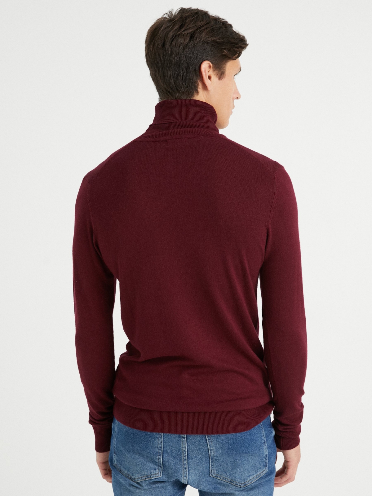 Suéter básico de gola alta vermelho vista meia traseira