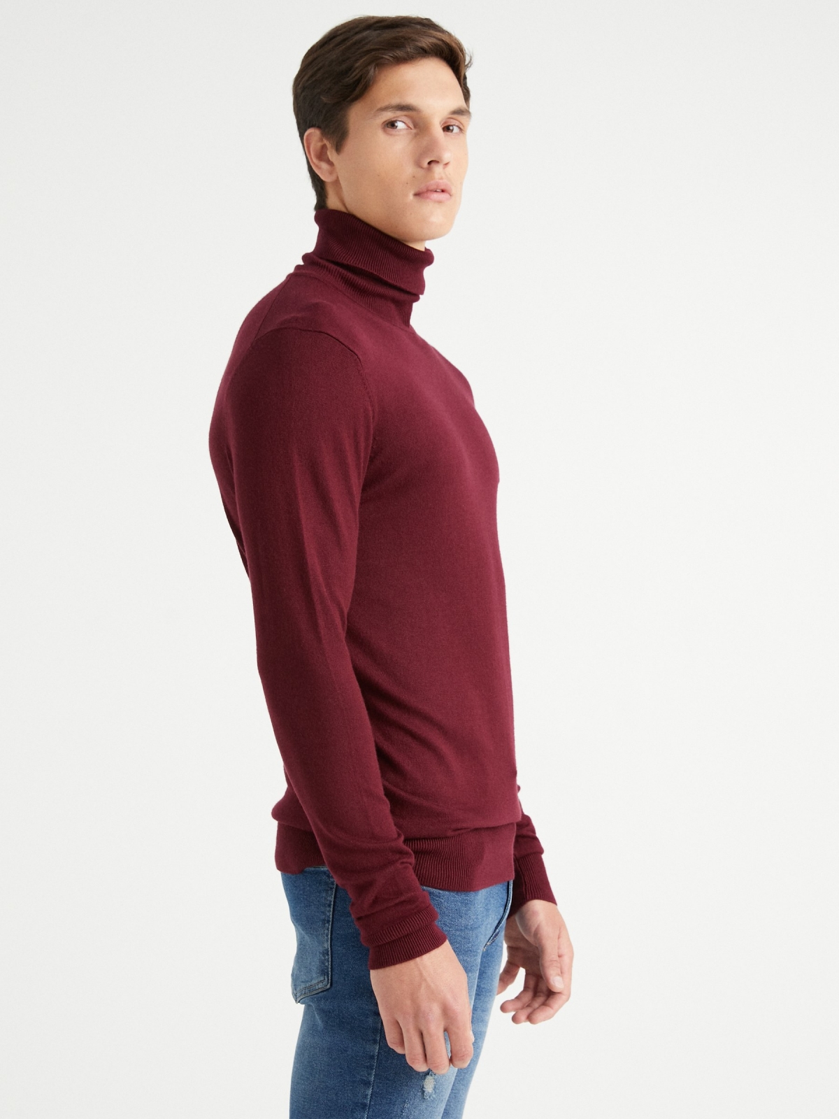 Suéter básico de gola alta vermelho primeiro plano