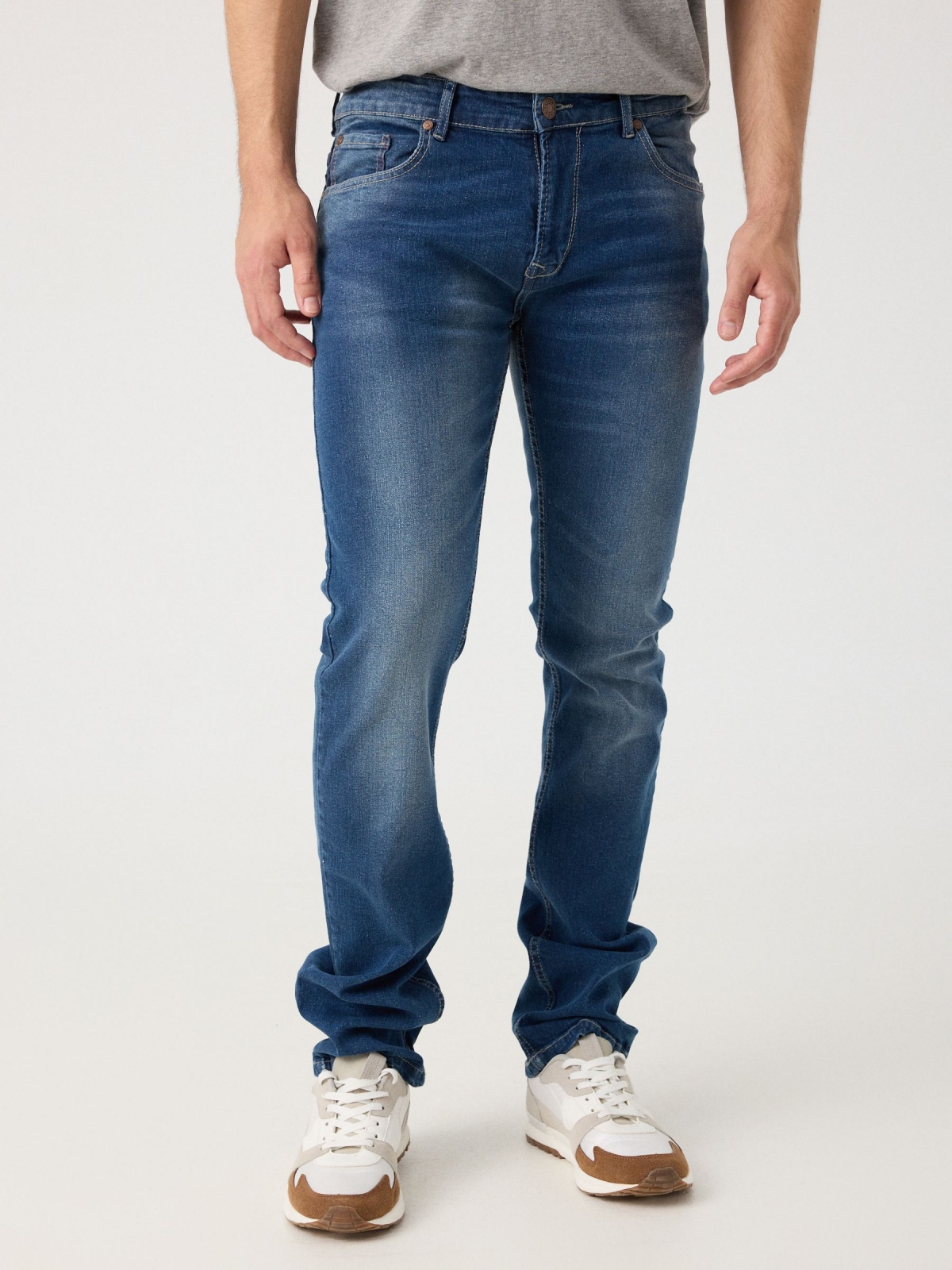 Jeans slim básicos desgastados azul vista media frontal