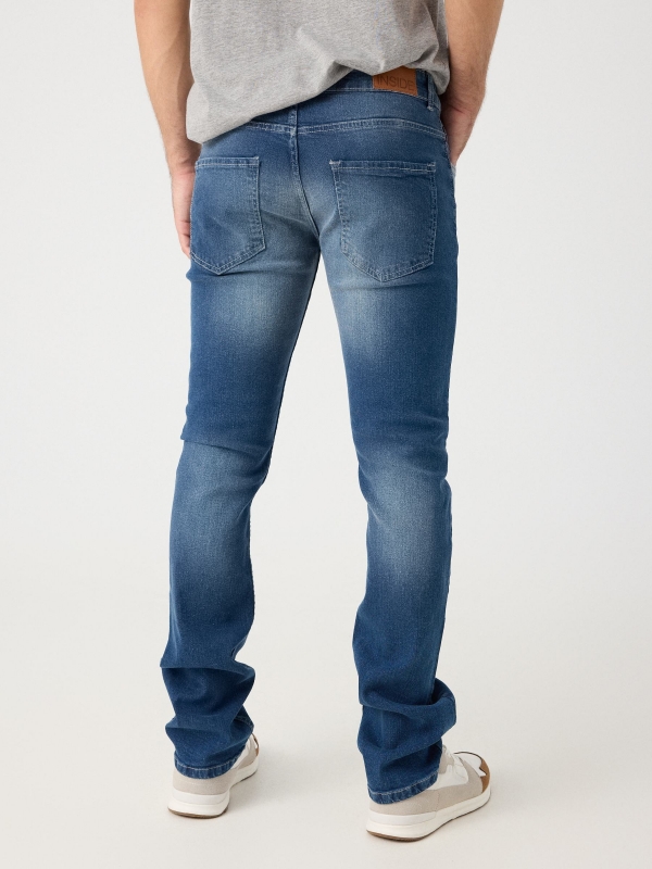 Jeans slim básicos desgastados azul vista media trasera