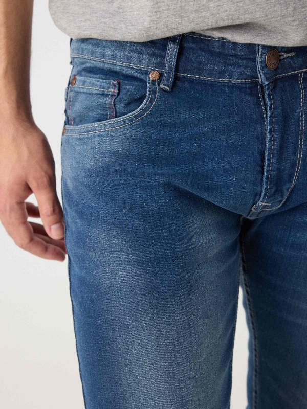 Jeans slim básicos desgastados azul vista detalle