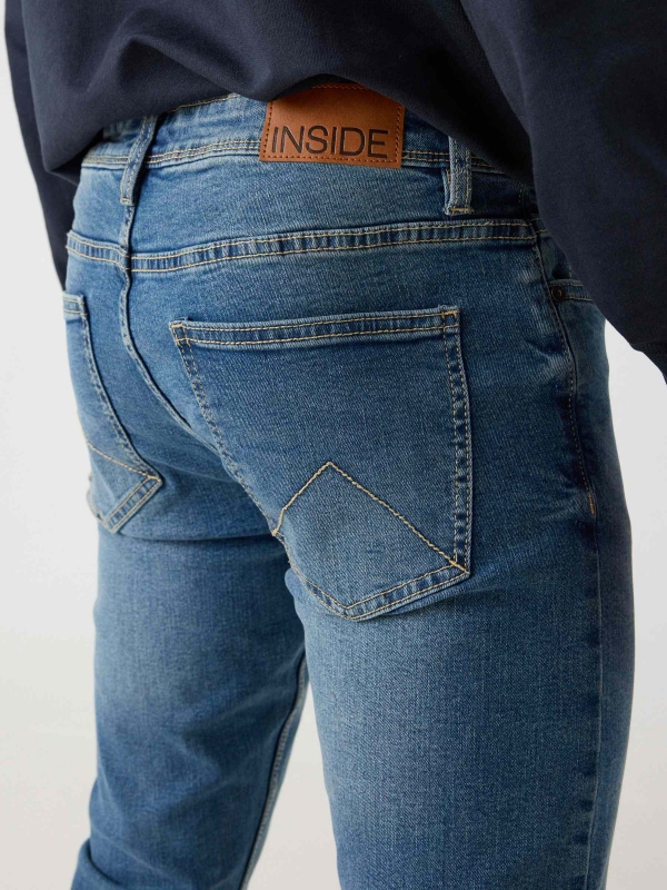 Jeans skinny desgastados azul vista detalle