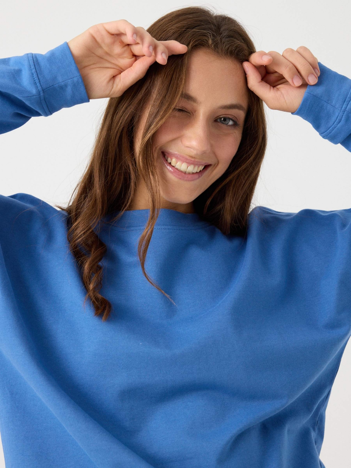 Sweatshirt básica gola redonda azul primeiro plano