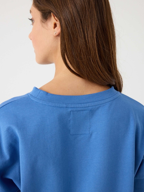 Sweatshirt básica gola redonda azul vista detalhe