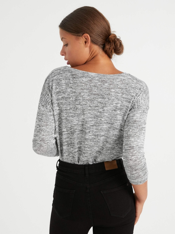 T-shirt marmoreada em cores cinza melange vista meia traseira