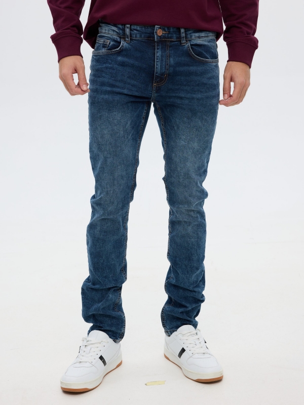 Jeans skinny oscuro desgastados azul vista media frontal