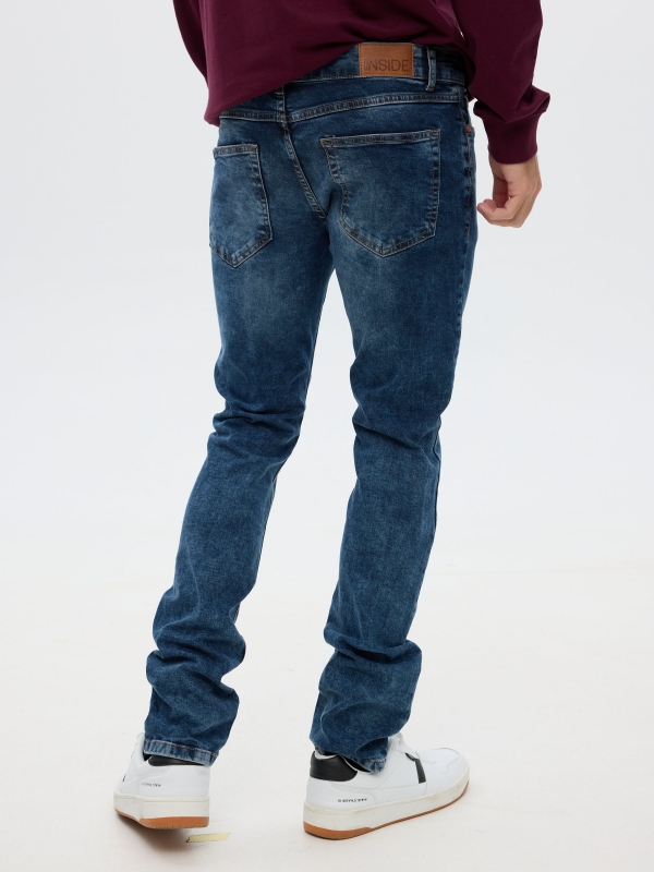 Jeans skinny oscuro desgastados azul vista media trasera