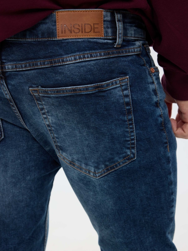 Jeans skinny oscuro desgastados azul vista detalle