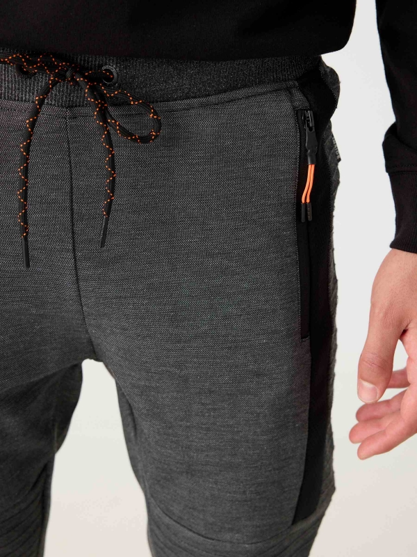 Pantalón jogger con cremalleras negro vista detalle