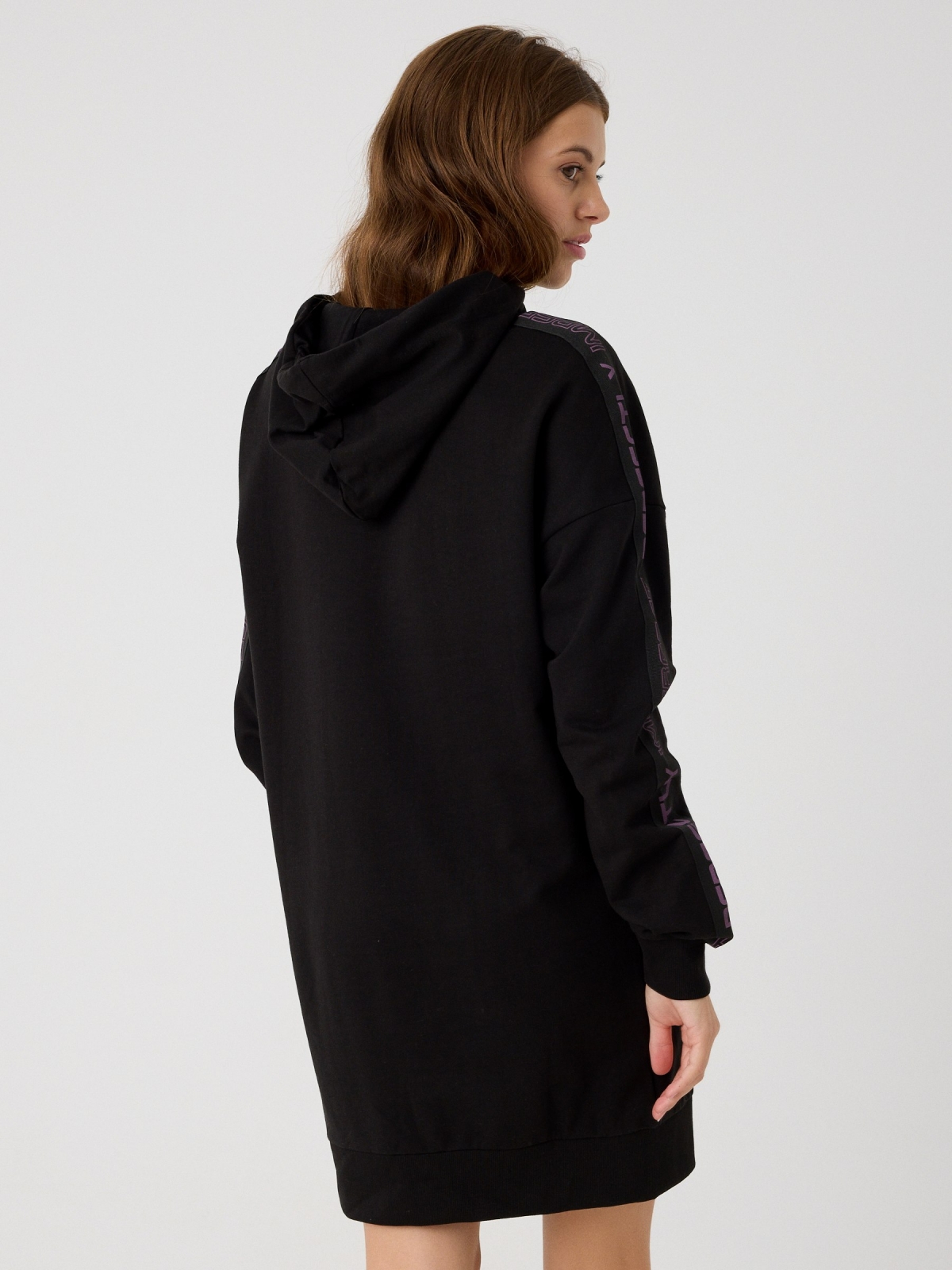 Sweatshirt comprida preto vista meia traseira