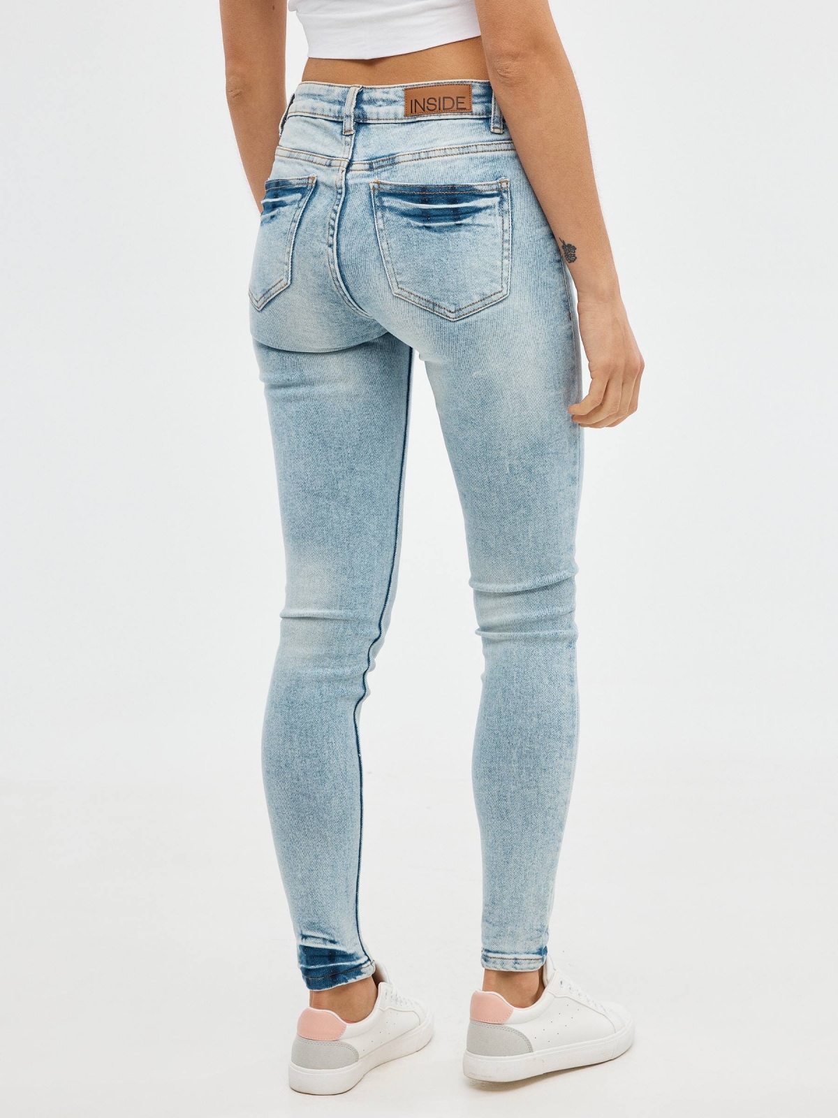 Jeans Skinny denim claro azul vista media trasera