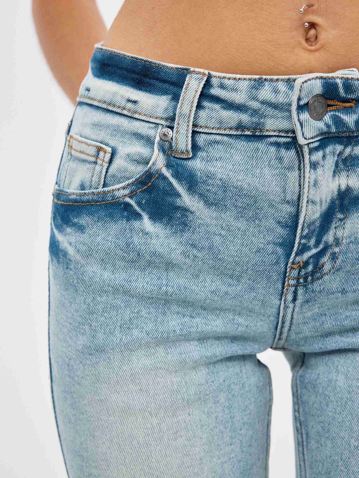 Jeans de ganga skinny claras azul vista detalhe