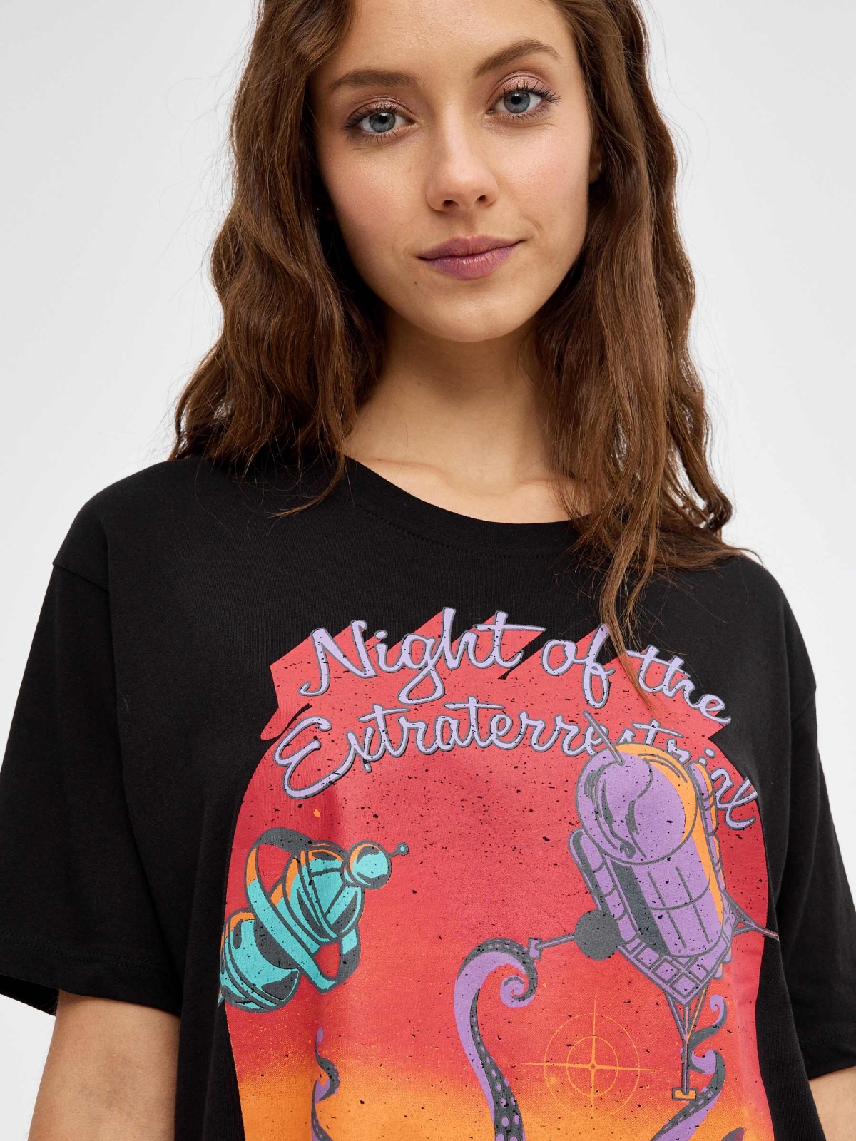 T-shirt oversized Monsters preto vista detalhe