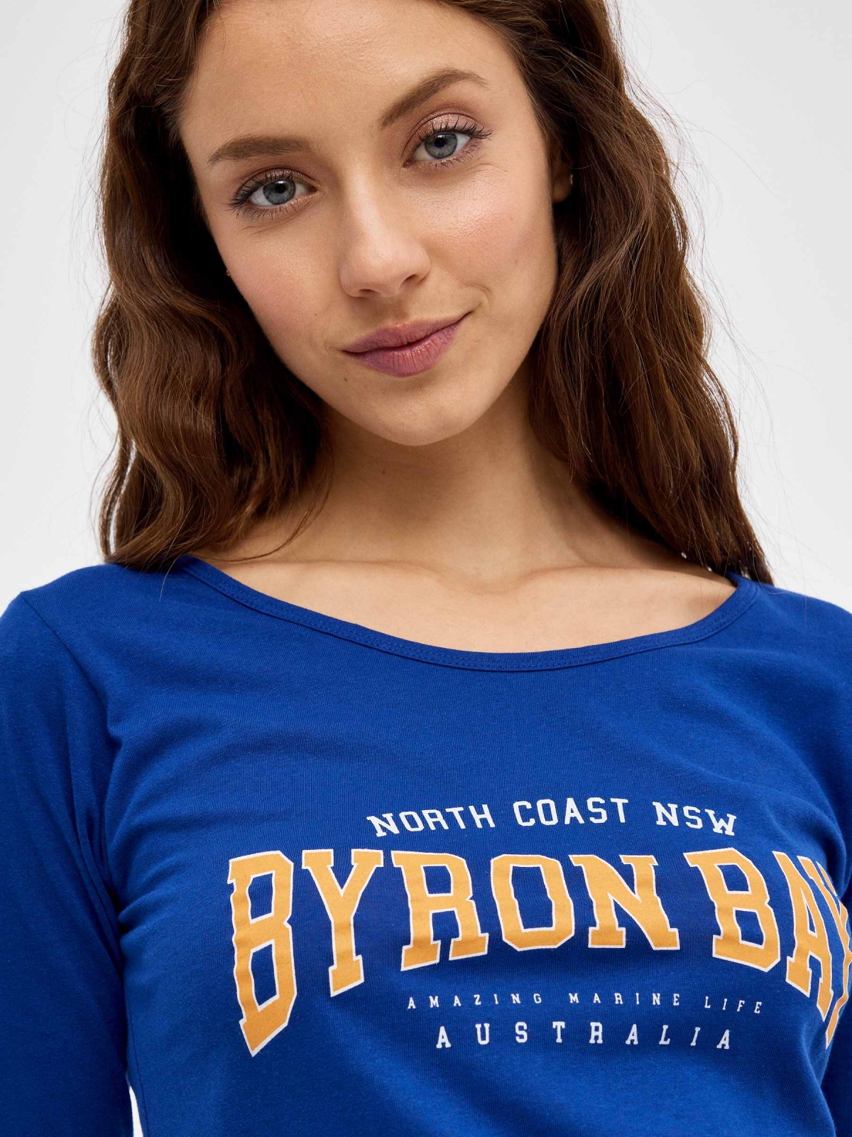 T-shirt Byron Bay azul escuro vista detalhe