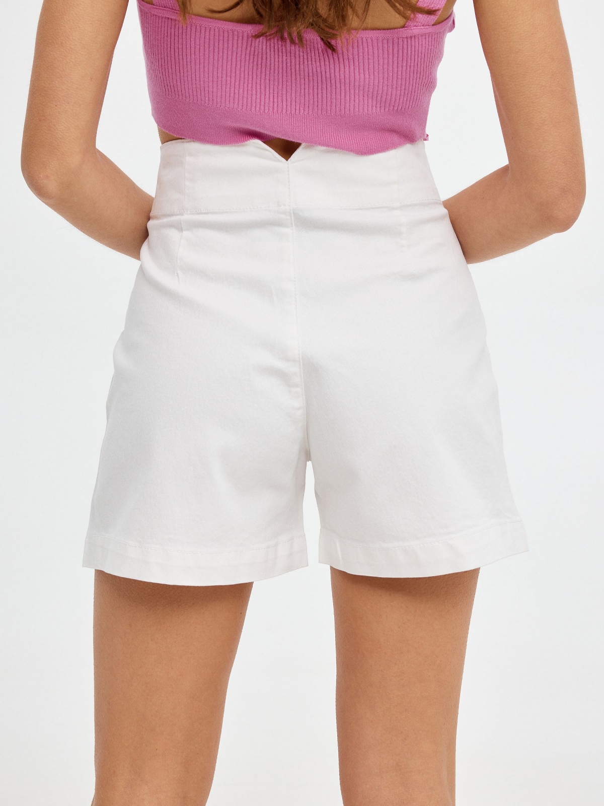 Shorts slim con aberturas blanco vista detalle