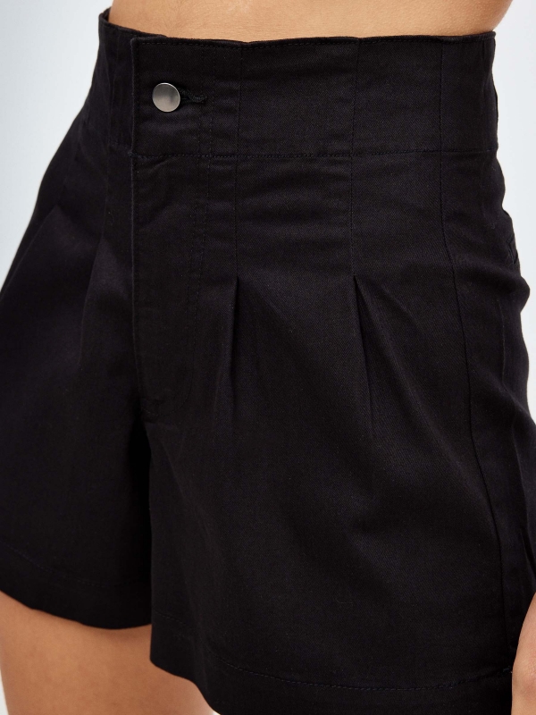 Shorts slim con pinzas negro vista detalle