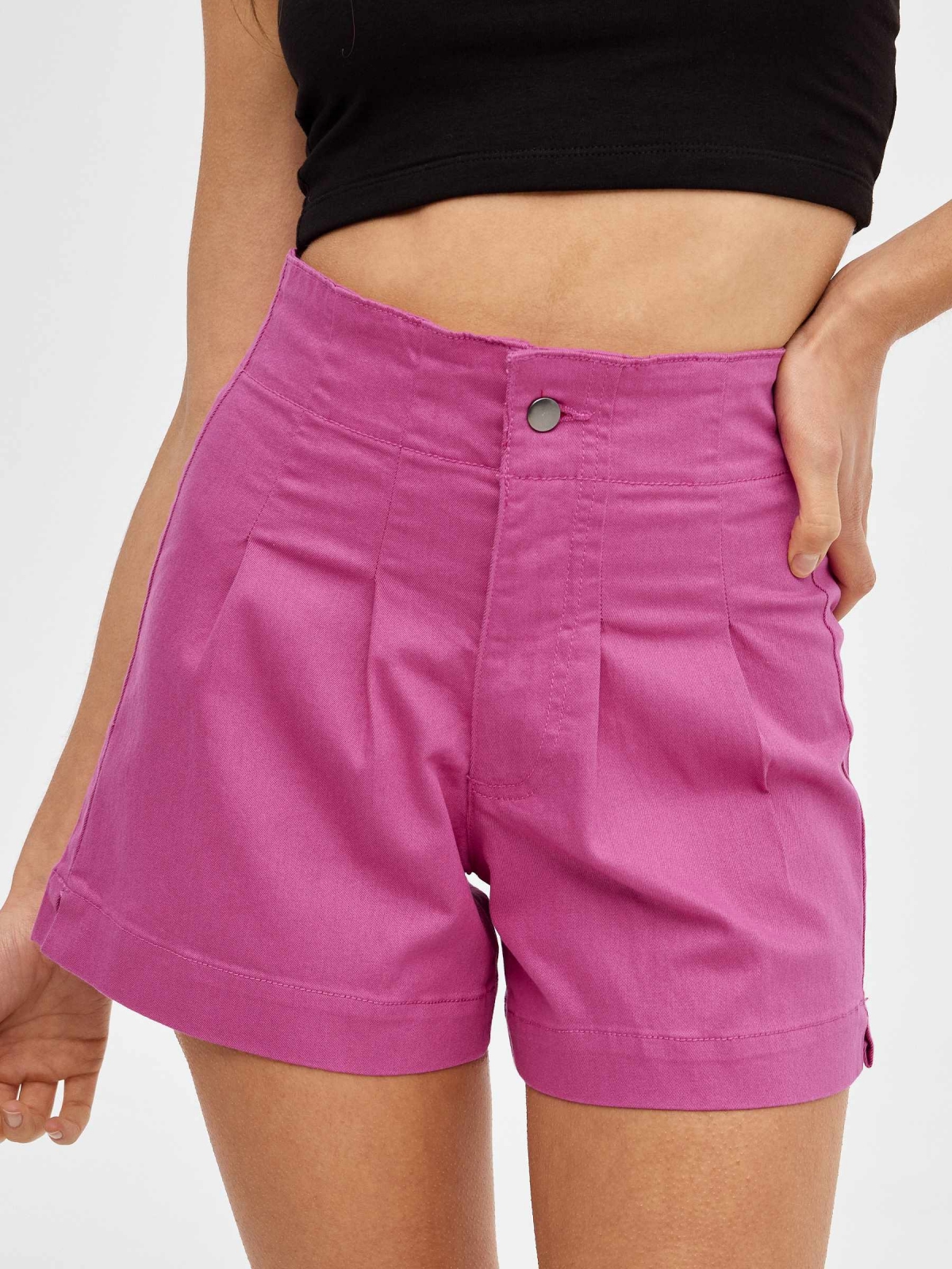 Shorts slim con pinzas magenta vista detalle