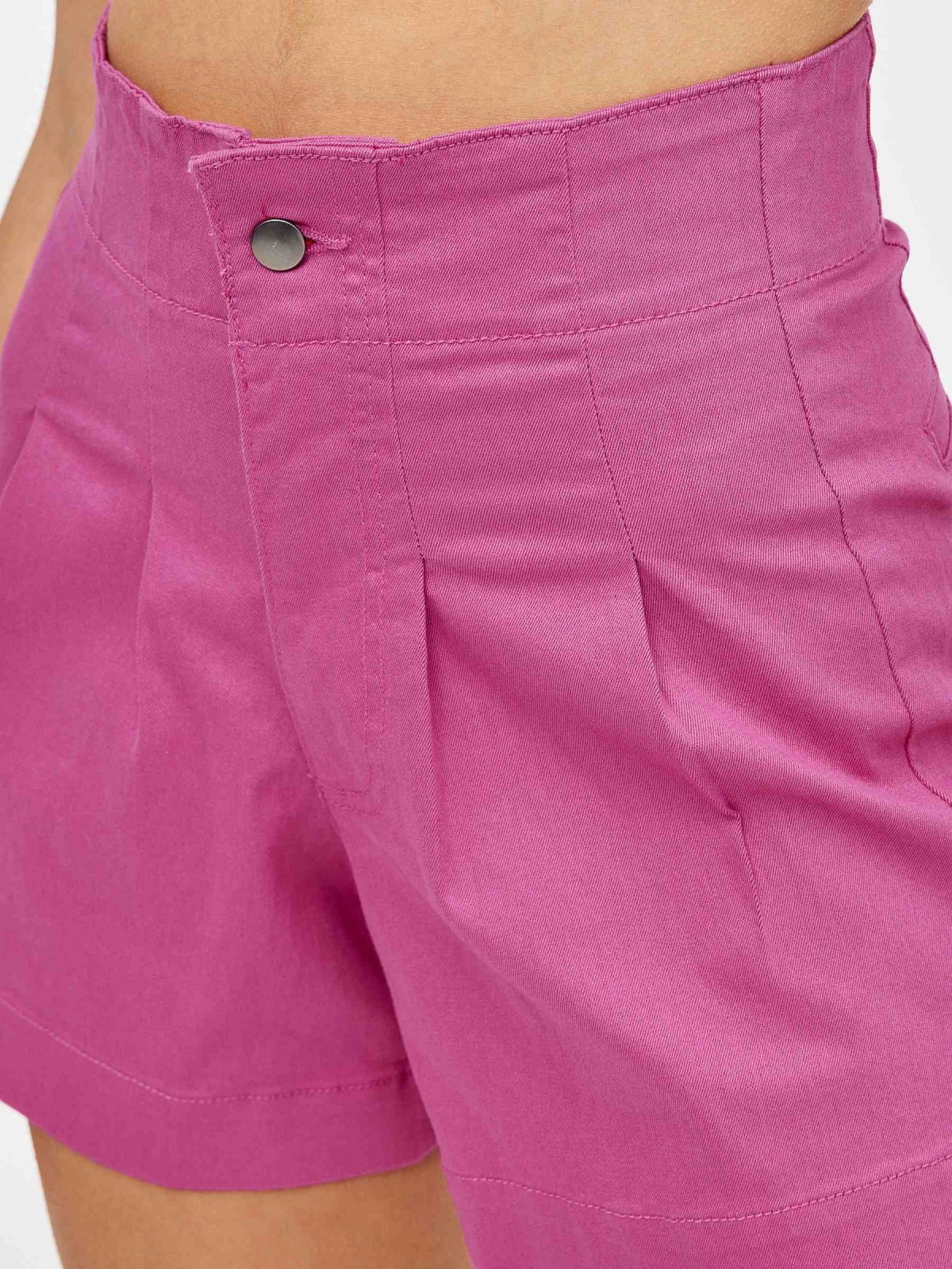 Shorts slim con pinzas magenta vista detalle