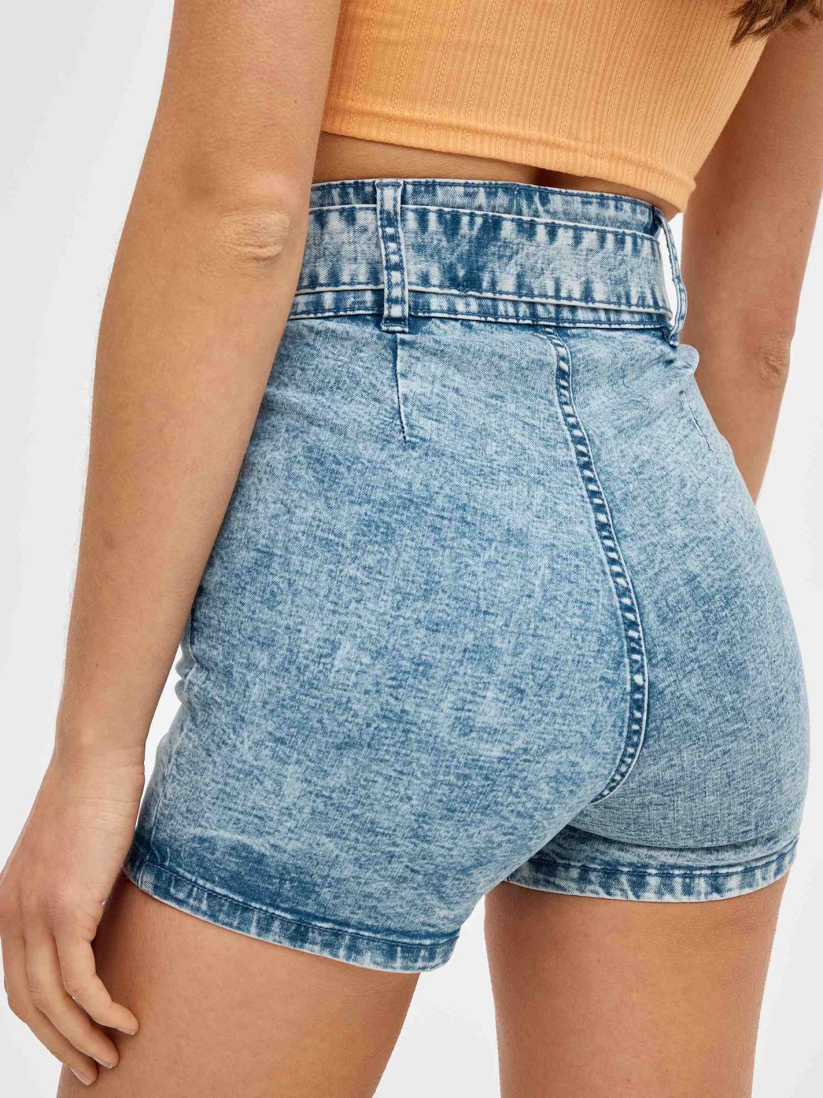 Shorts denim con cinturón azul claro vista detalle