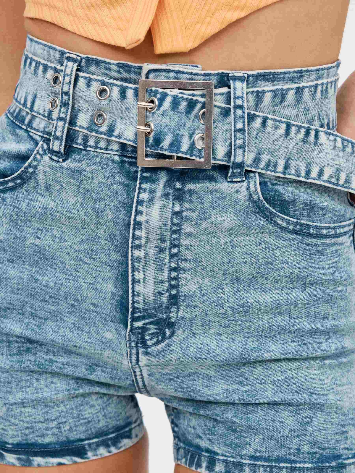 Shorts denim con cinturón azul claro vista detalle
