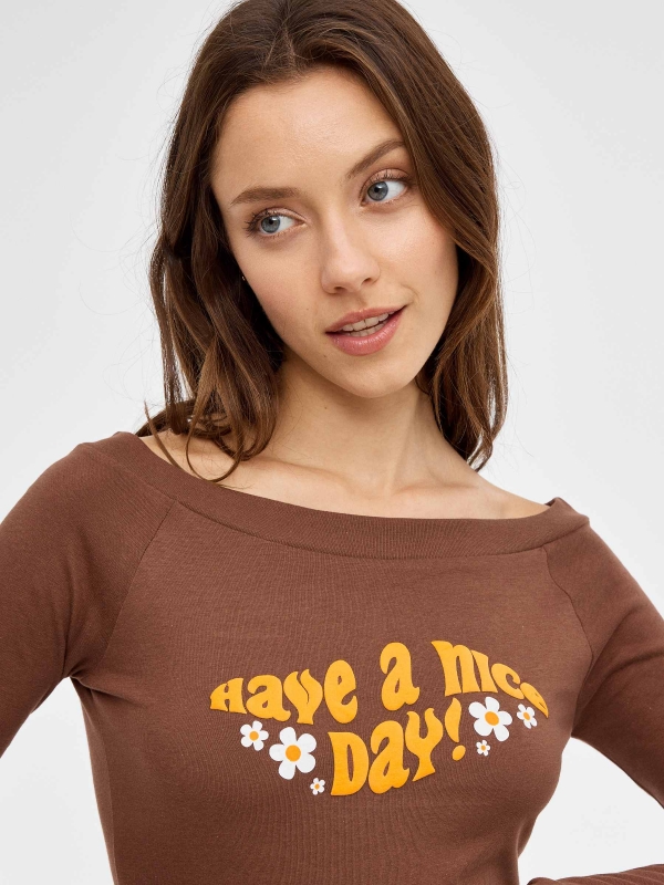 T-shirt com letras estampadas gola barco chocolate vista detalhe