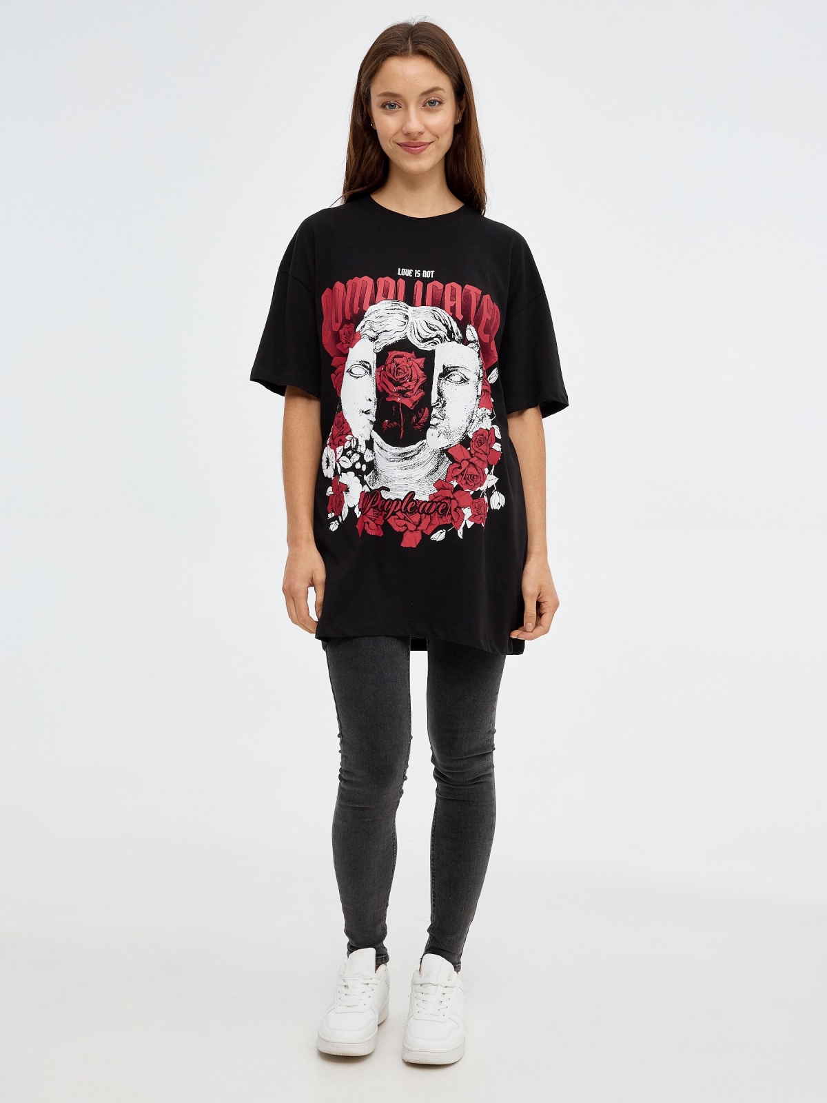 T-shirt oversized Love is Not preto vista geral frontal