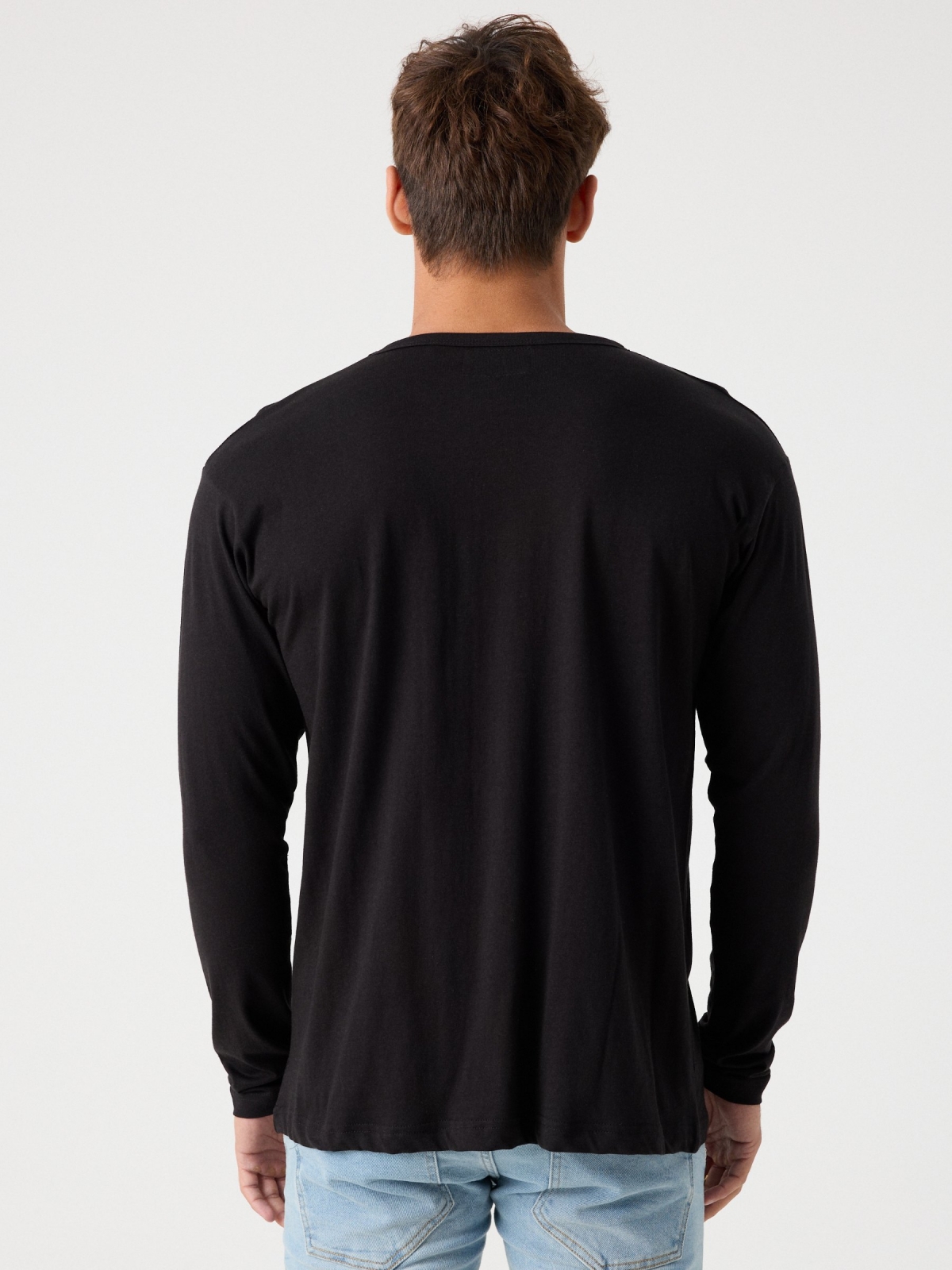Camiseta básica manga larga negro vista media trasera