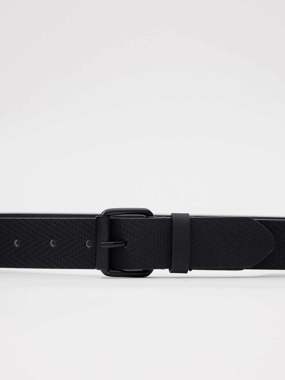 Cinturón de polipiel básico negro vista detalle