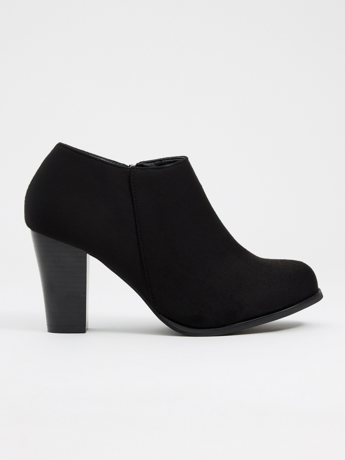 Low ankle boot with heel black