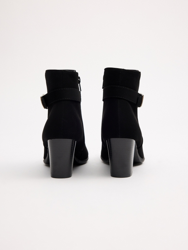 Botas de tornozelo pretas com calcanhar de fivela preto vista detalhe