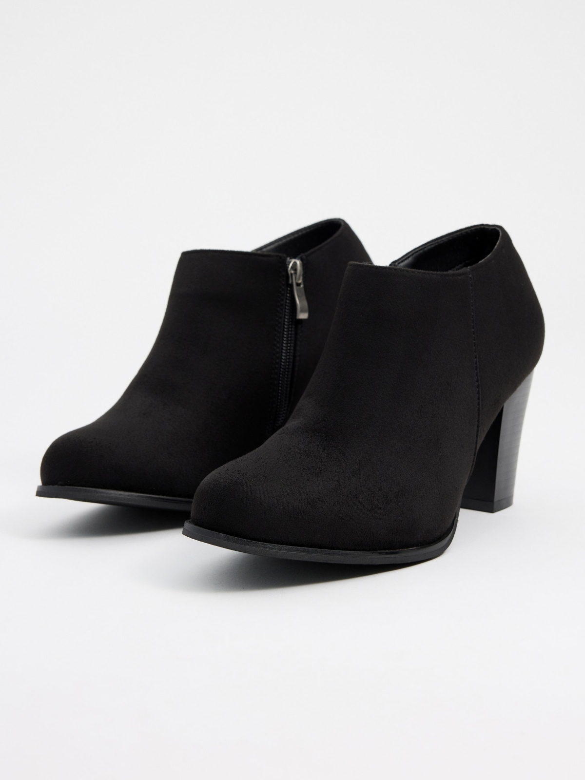 Low ankle boot with heel black 45º front view