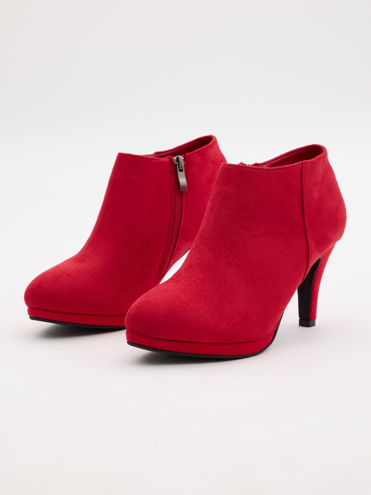 Zapatos tacón fino de ante rojo rojo vista frontal 45º