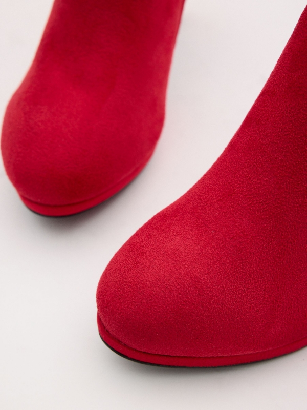 Sapatos de salto alto de camurça vermelha vermelho vista detalhe