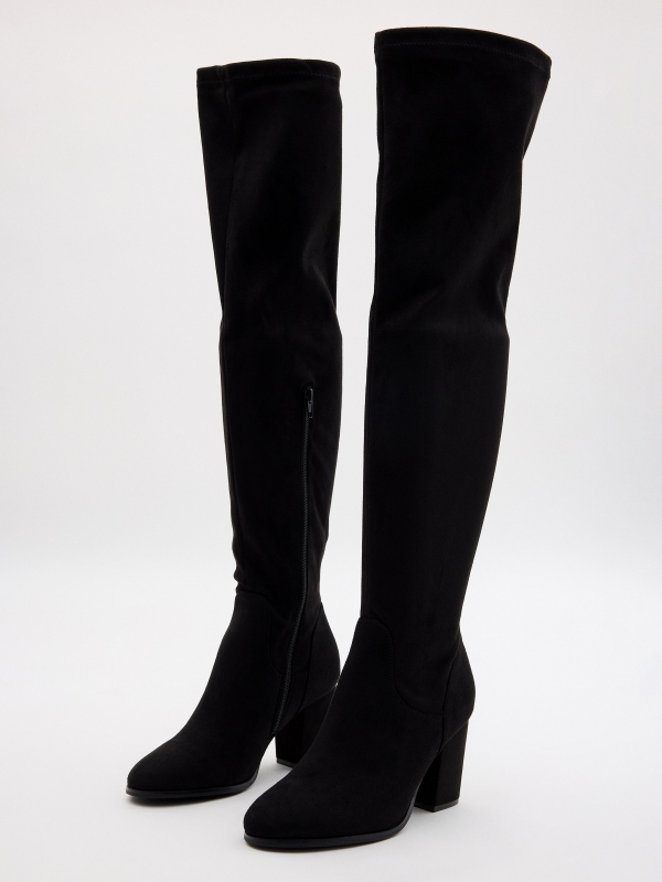 Heeled musketeer boot black 45º front view