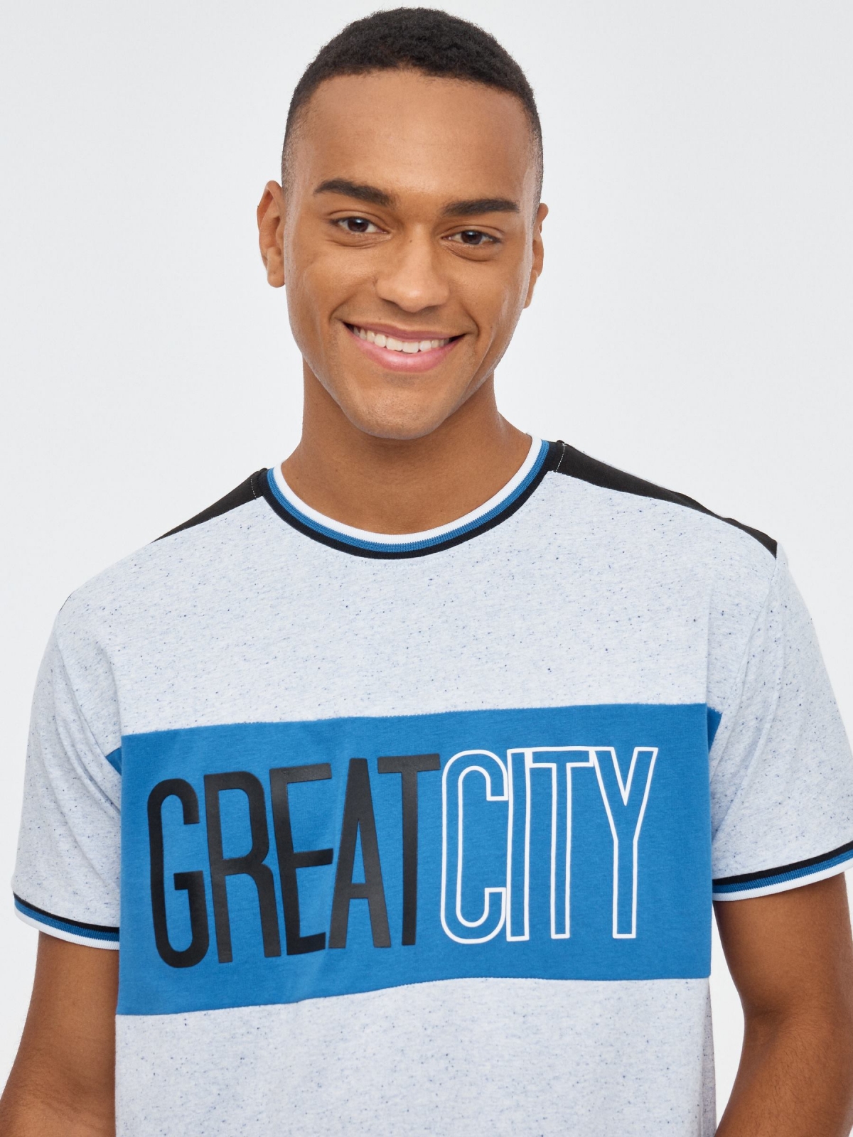 T-shirt Greatcity branco vista detalhe
