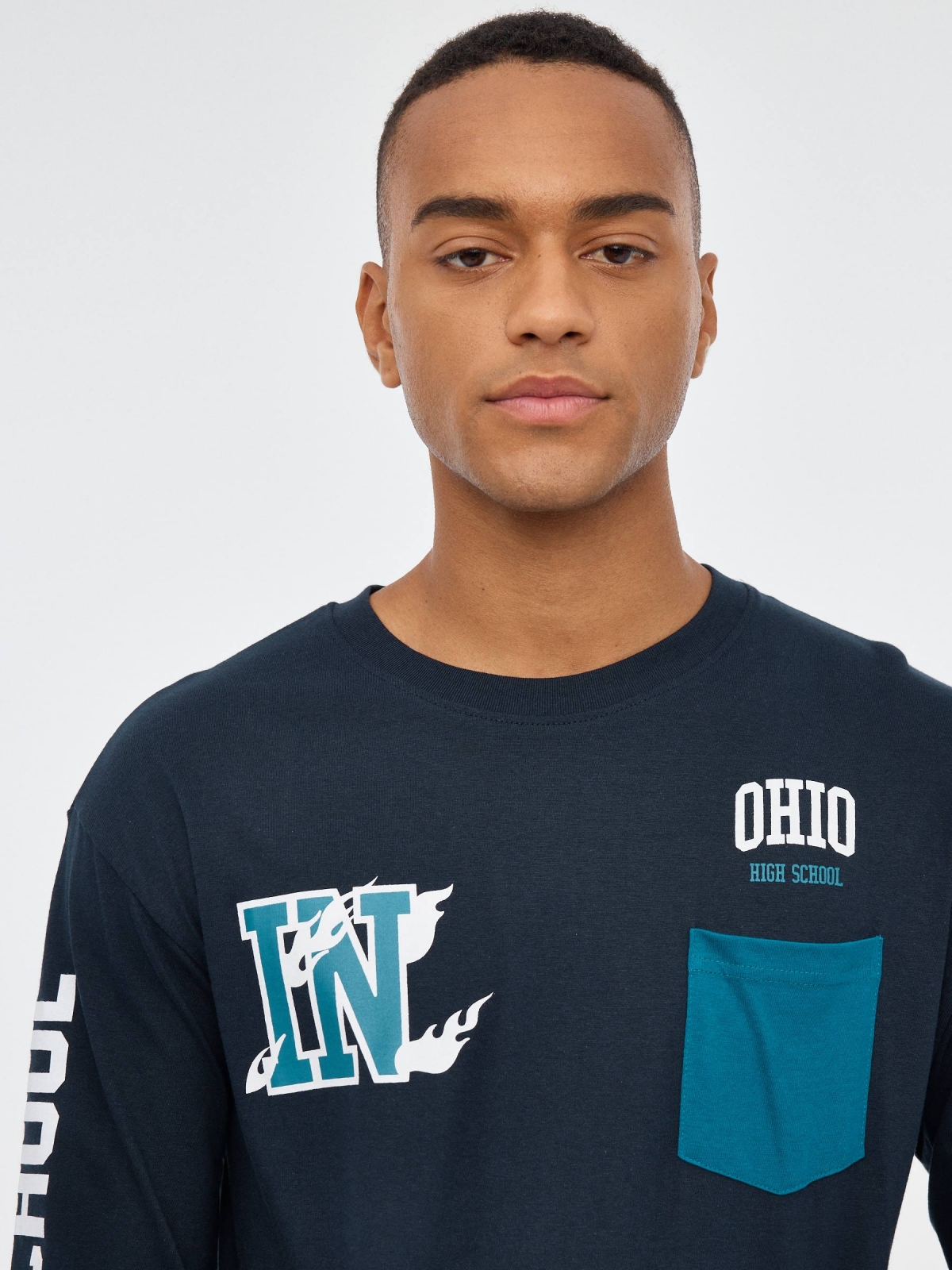 T-shirt com print OHIO azul marinho vista detalhe