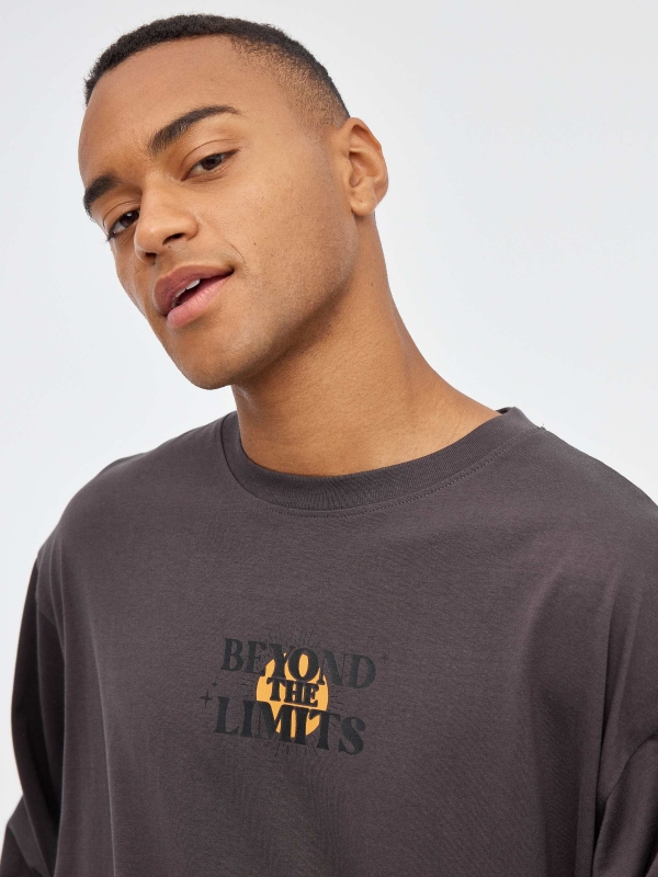 T-shirt com estampado de cactos cinza escuro vista detalhe