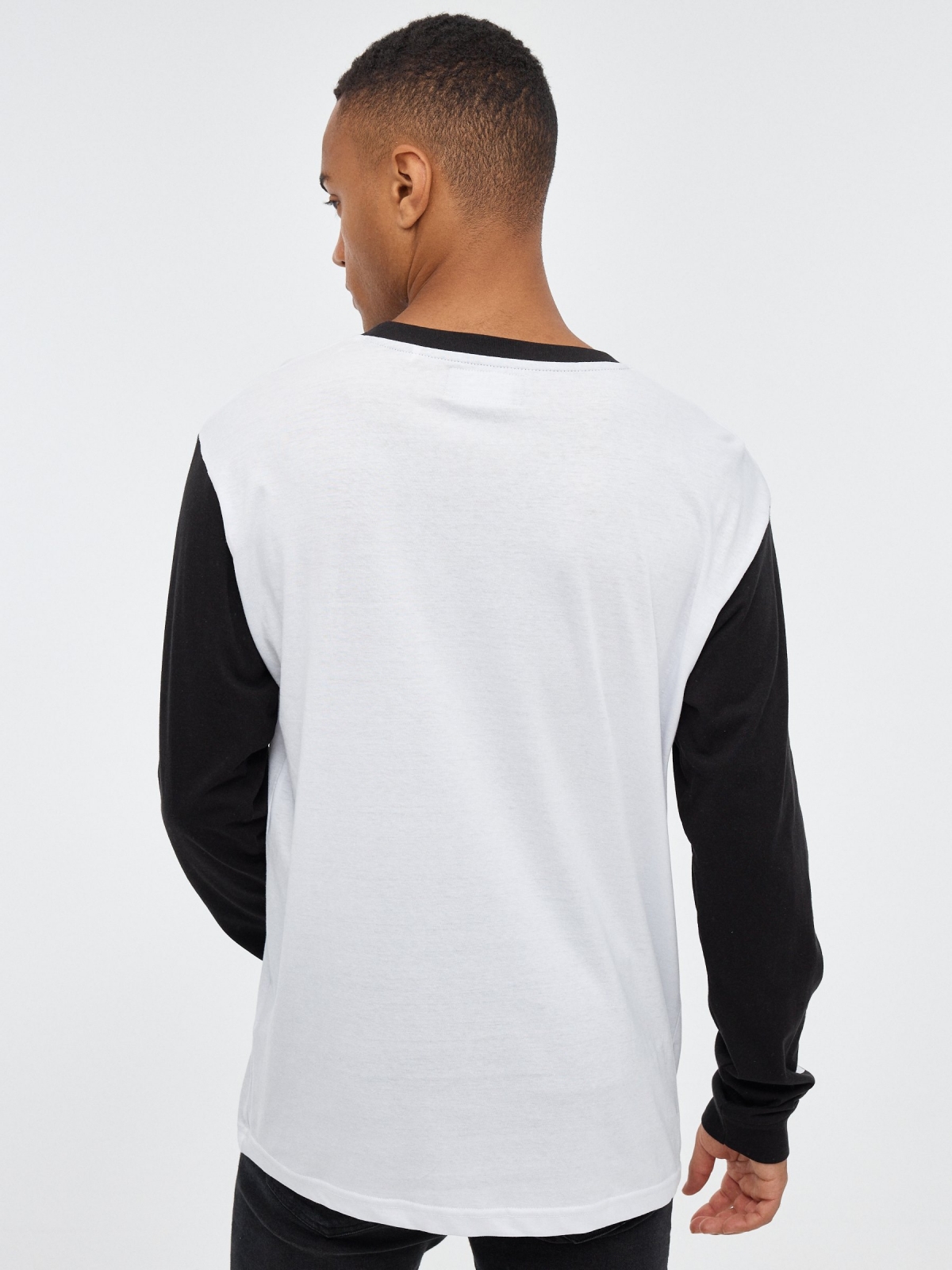 T-shirt normal com estampado NS branco vista meia traseira